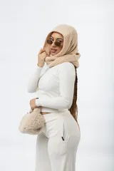 Remera de manga larga color blanco hueso, con cuello redondo y tejido acanalado.