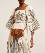 Vestido evasê midi confeccionado en viscolino, con mangas amplias, escote cuadrado en el busto y en la espalda, recorte en la cintura, lastex en la espalda y estampa de arabescos con estilo étnico en el tronco, mangas y en la bajo.