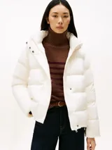 Campera acolchada de corte regular, con relleno de plumón y acabado repelente al agua. Cuenta con capucha fija, cierre de cremallera oculto con corchetes y logo tonal bordado en el pecho.