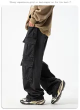 Pantalón de jean azul claro lavado, de corte ancho y holgado (oversize), con múltiples bolsillos cargo en los laterales.