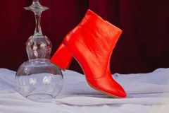 Botas cortas de cuero color crema, con cierre lateral y taco cuadrado. Forro, capellada y plantilla 100% cuero.