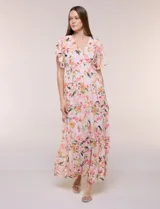 Vestido maxi de gasa con estampado floral en tonos rosados, amarillos y verdes, escote en V cruzado, mangas cortas amplias con abertura y falda larga con niveles fruncidos.
