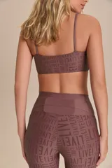 Calza larga color marrón con estampado de letras, de tiro alto y calce ajustado.