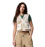 Chaqueta Columbia modelo Acker Rock Twill de corte corto, color blanco con cuello en contraste color tostado y botones metálicos. Presenta bolsillos frontales en el pecho y bolsillos laterales de gran tamaño con solapa, además del logo bordado de la marca en el pecho.