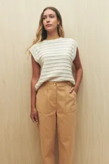 Pantalón negro de algodón, de tiro alto y corte recto, con bolsillos delanteros amplios con botones.