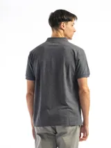 Chomba manga corta color borgoña con cuello clásico y borde azul marino.