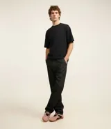 Remera masculina color blanco hueso, modelo boxy, con cuello redondo y mangas cortas. Confeccionada con tecnología Dry para un tacto frío en el interior y algodón en el exterior.