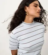 Blusa de ribana color marrón con rayas horizontales blancas, cuello medio, mangas cortas y corte ajustado.