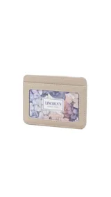 Tarjetero de símil cuero color beige con visor frontal transparente y ranuras para tarjetas.