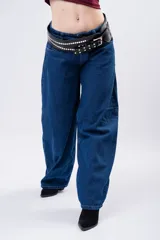 Jean baggy de tiro bajo en color azul denim clásico, con corte extra ancho y caída fluida.