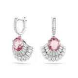 Aros colgantes con forma de caracola, adornados con cristales transparentes y un cristal central rosa. Los aros y la estructura son de rodio.