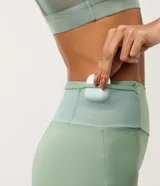 Short deportivo de tiro alto confeccionado en microfibra elástica color verde. Presenta un diseño anatómico con cintura ancha y ajuste cómodo, ideal para actividades físicas.