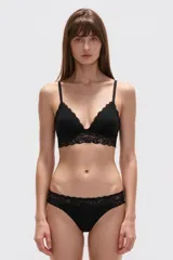 Top de lencería tipo soutién bralette negro con detalles de encaje en el escote y bajo busto, tirantes finos regulables.