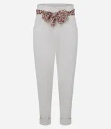 Pantalón mom de jeans color crudo, con trabillas en la cintura y pañuelo estampado animal print.