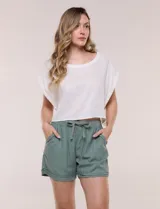 Short de lino color blanco, con calce relajado, cintura elastizada con cordón de ajuste y bolsillos diagonales.