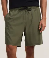Bermuda Blue Steel de corte clásico, confeccionada en tejido ripstop de poliamida con elastano, en color verde militar. Cuenta con cintura elástica con cordón de ajuste interno, bolsillos laterales y un bolsillo con cierre en el lateral del muslo.