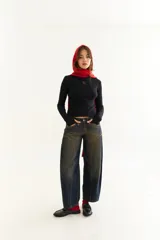 Top de manga larga con cuello alto, confeccionado en tejido de lycra y algodón. Presenta costuras a contratono, bordado central en el pecho, aberturas laterales en el ruedo y diseño con dedal en las mangas.