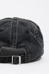 Gorra gris oscuro con efecto lavado, con diseño bordado de una palmera y el texto 'Bimba y Lola' en la parte frontal.