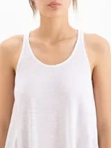 Musculosa blanca de lino y viscosa, con escote redondo y espalda cerrada, de corte fluido y holgado.
