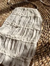 Top beige con cuello halter y volados.