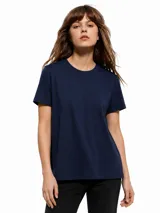 Remera de manga corta y cuello redondo color azul marino con diseño clásico y corte regular.