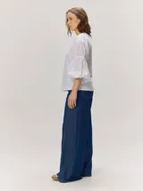 Remera blanca con cuerpo de algodón liso y mangas abullonadas semitransparentes con textura de lunares.