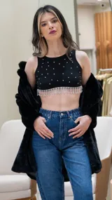 Crop top negro ajustado, con cuello redondo, sin mangas, con apliques de strass y flecos de cadena en el ruedo.