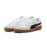 Championes Puma modelo Army Trainer, de diseño retro en color blanco con detalles en verde oscuro y suela de goma color caramelo. Presenta refuerzos de gamuza en la puntera y el logo de la marca en dorado en el lateral.