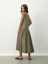 Vestido midi azul marino, sin mangas, con corte recto en la parte superior y falda amplia fruncida.