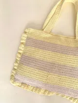 Bolso tipo tote tejido a crochet con hilo de algodón color marrón y crudo, con diseño a rayas horizontales y volados en los bordes.