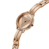 Reloj analógico Guess con caja redonda de 30mm y malla de acero inoxidable en tono oro rosa. La esfera presenta un diseño triangular central con textura brillante y el bisel está decorado con cristales incrustados, al igual que los eslabones iniciales de la correa.