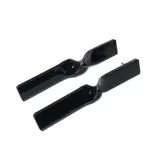 Par de aros colgantes negros con forma rectangular y diseño retorcido en el centro.