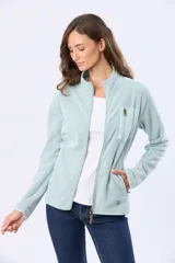 Campera de micropolar celeste con textura en zigzag, cuello alto, cierre frontal y un bolsillo con cierre en el pecho.