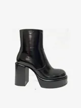 Botín negro de cuero charolado con plataforma y tacón cuadrado.