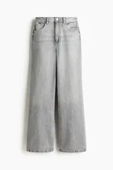 Jeans de cinco bolsillos en denim de algodón rígido, color gris claro lavado. Presenta un corte de cintura ultra alta, pierna amplia y recta desde la cadera hasta el bajo, con un estilo levemente largo.