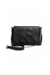 Cartera compacta de cuero sintético negro, con diseño acolchado en paneles verticales y solapa frontal. Cuenta con una correa larga combinada de cadena metálica y tira de PU.