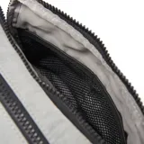 Bandolera gris de nylon con textura arrugada, de formato rectangular y cierre superior. Cuenta con correa ajustable y desmontable, bolsillos con cierre y un aplique frontal con el logo de la marca en relieve.
