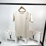 Remera color crema de algodón, con cuello redondo y logo bordado en el pecho.