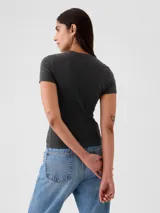 Remera de manga corta y cuello redondo, con corte ajustado al cuerpo.