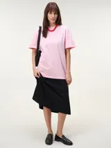 Remera oversize de manga corta color marrón, con cuello redondo y diseño amplio y relajado.