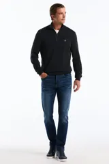 Sweater de punto color azul marino con cuello alto y cierre frontal parcial de un cuarto. Presenta puños y ruedo acanalados y el logo de la marca bordado en el pecho.