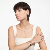 Collar con cadena de eslabones color oro rosa y dije de cisne con incrustaciones de cristales blancos.