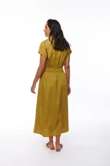 Vestido camisero midi color mostaza, con cuello clásico, mangas cortas con dobladillo, cintura elastizada, cierre frontal con botones y abertura en la falda.