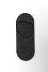 Pack de tres pares de medias invisibles cortas, que incluye un par con estampado animal print, un par liso en color gris oscuro melange y un par marrón con diseño de rayas blancas.