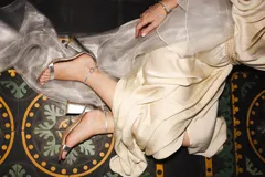 Sandalia de tacón cuadrado medio, confeccionada en tela tipo terciopelo color bordó, con tira delantera simple y pulsera ajustable al tobillo con hebilla metálica.