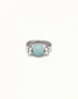 Anillo plateado con una amazonita pequeña de color azul.