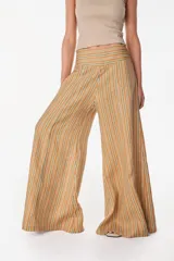 Pantalón de lino pernera ancha, con diseño a rayas en tonos tostado, verde y blanco, y pretina alta.