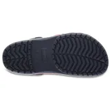 Zuecos Crocs modelo Bayaband color azul marino, con banda blanca y línea roja en la suela que incluye el logo de la marca en letras rojas.