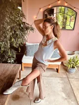 Falda larga de lurex dorada metalizada con tajos a los costados y detalles en crochet.