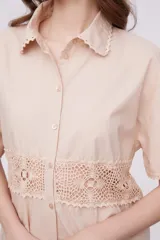 Camisa blanca de algodón con apliques de crochet calado en la cintura, manga corta y cuello camisa.